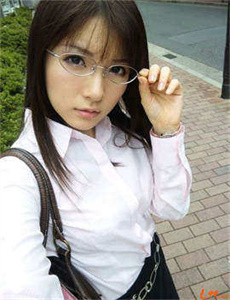 《AV熟女人妻波多野结衣-18岁》